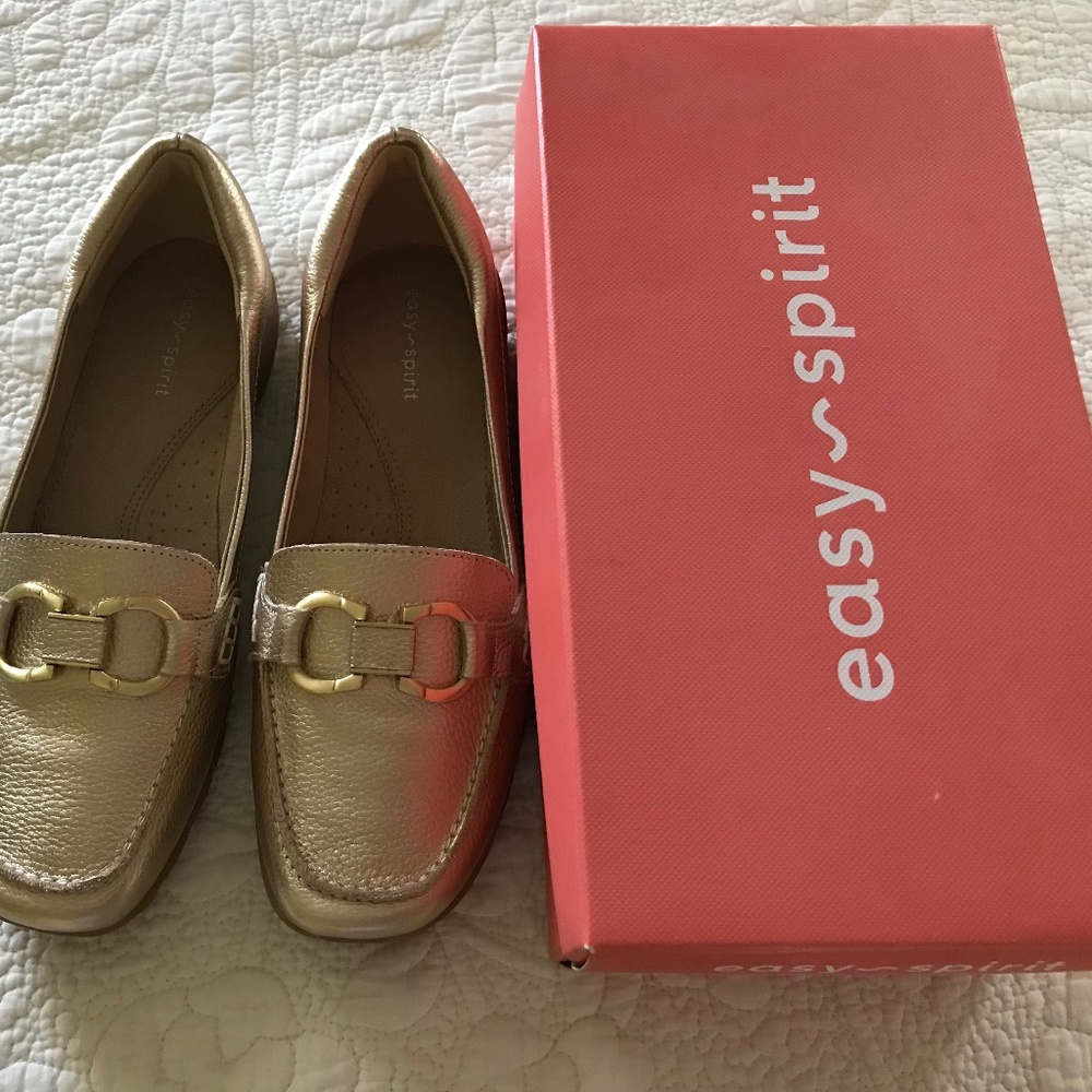 EASY SPIRIT  “AVIENTA” GOLD LOAFERS SIZE 7W NEW in BOX